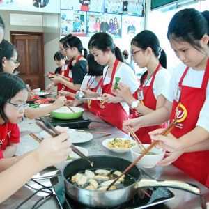 Lớp dạy nấu ăn cho trẻ em ở Hà Nội